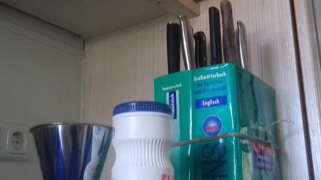 Wörterbücher mit Messern drin