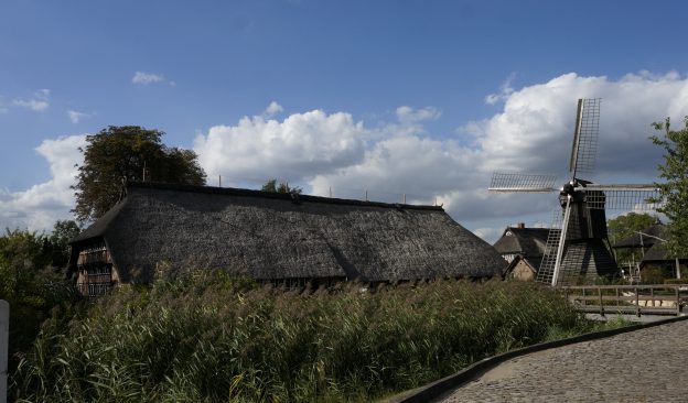 Dörfliche Idylle: Rieckhaus in den Vierlanden, fotografiert von Autorin Cordula Natusch