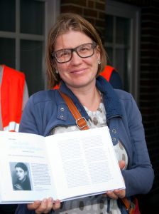 Katja Völkel mit dem Buch „Stolpersteingeschichten Aurich“