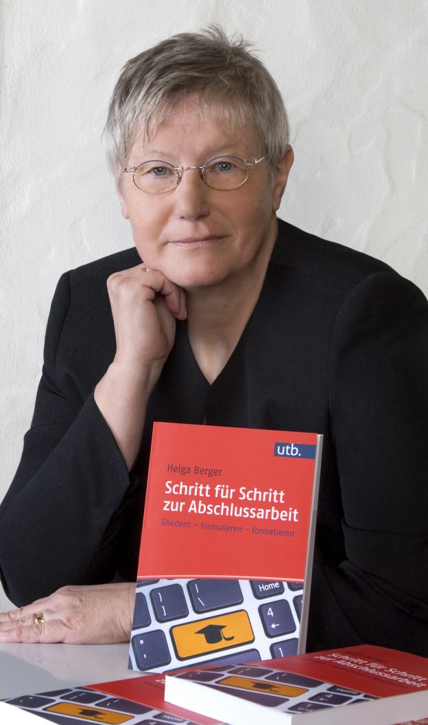 Autorin und Lektorin Helga Berger mit ihrem Studienratgeber