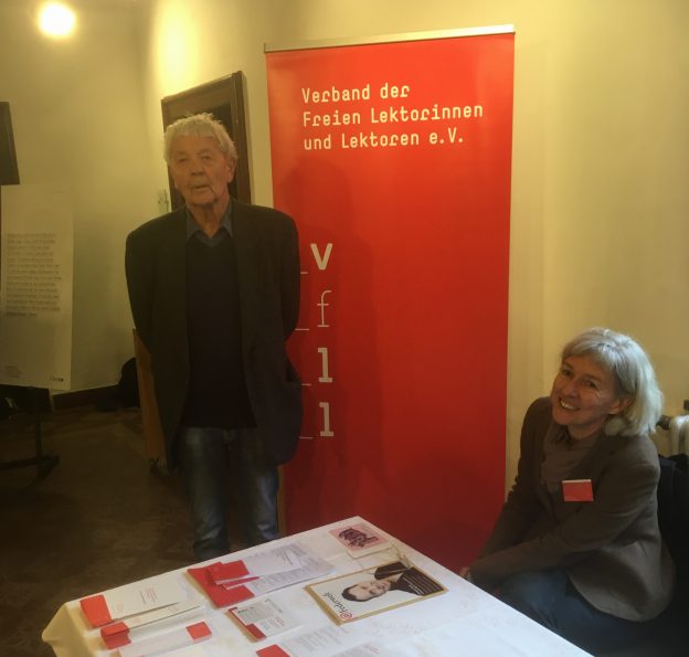 Eckhard Henscheid am VFLL-Stand, Foto: Bernhard S. Maier